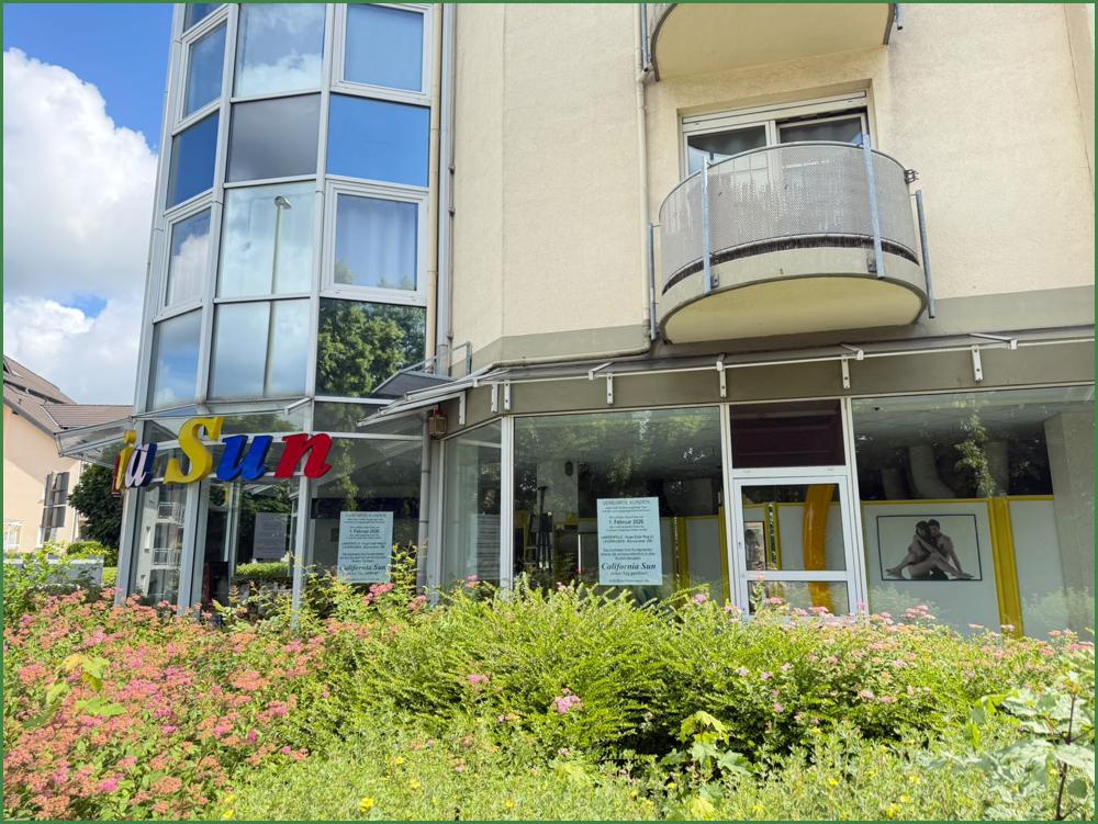 Seitliche Außenansicht von der Friedrich-Goetze-Straße aus