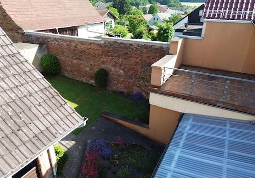 Steinwand und Innenhof