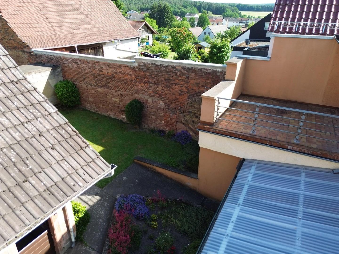 Steinwand und Innenhof