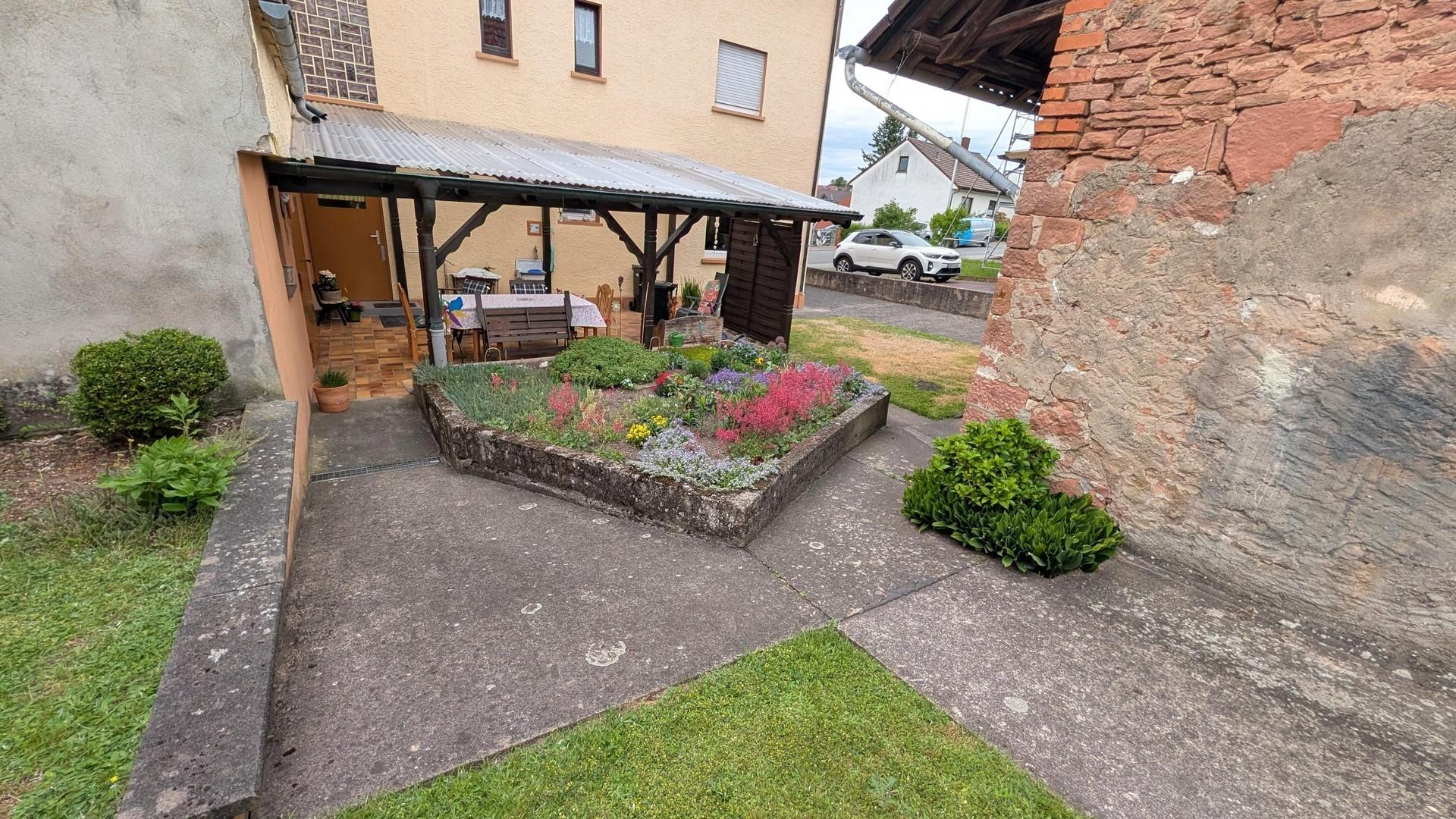 Hof Blumenbeet