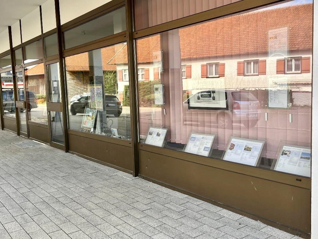 Laden außen mit Passage