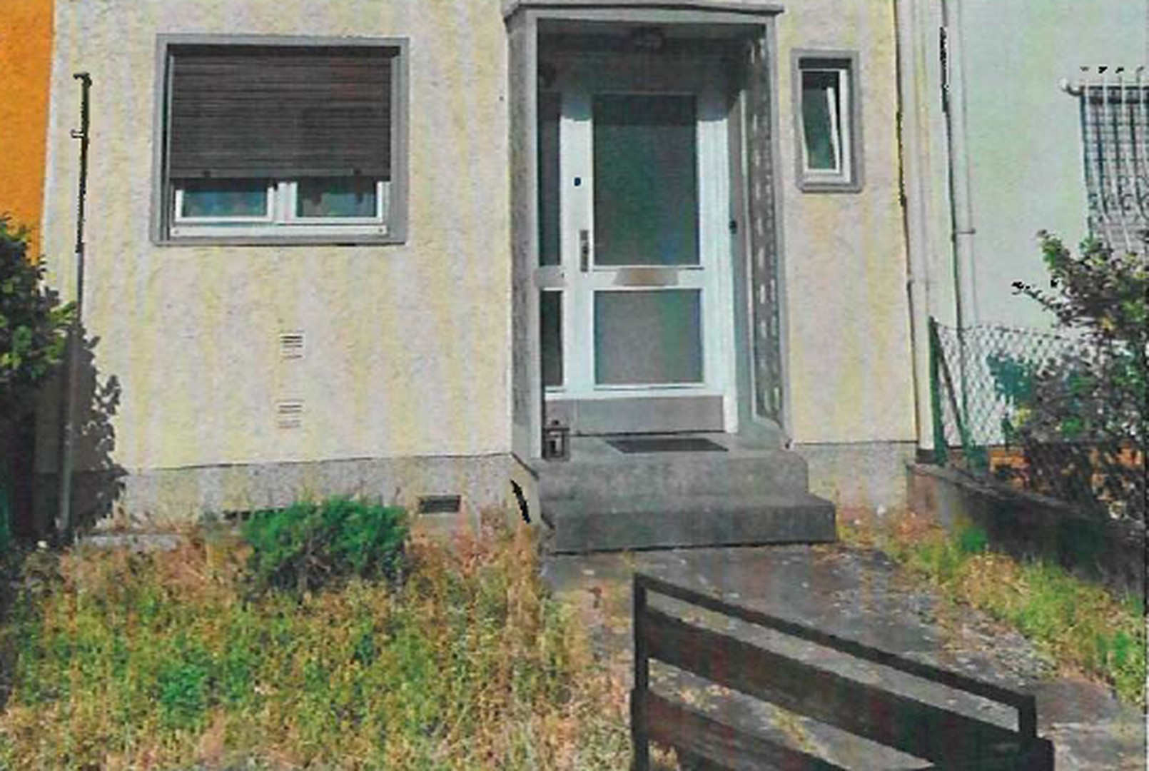 Hauseingang mit Vorgarten