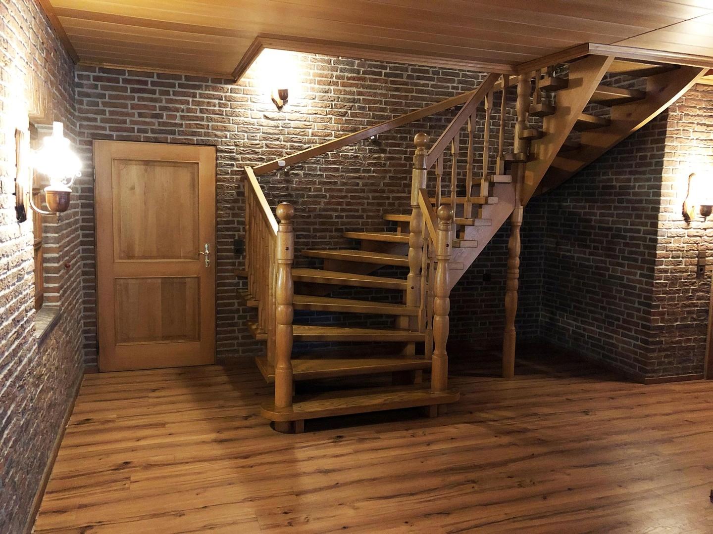 Flur EG Treppe ins OG
