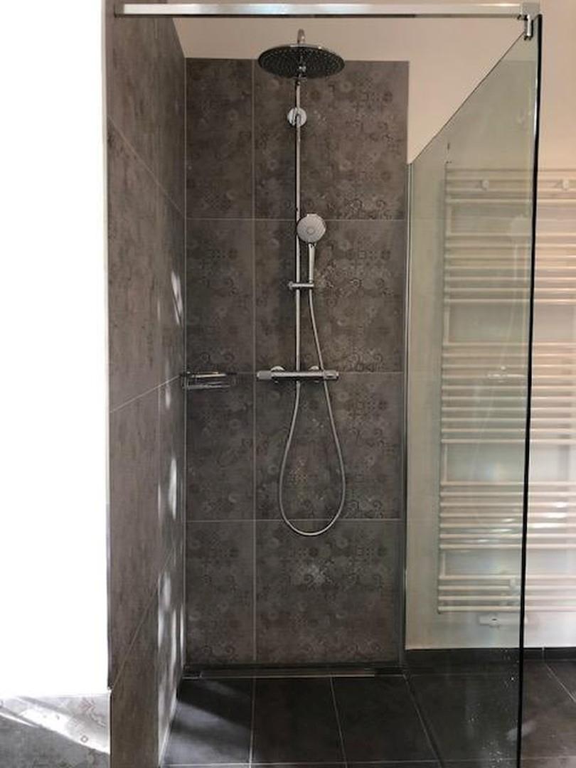 Bodentiefe Regendusche