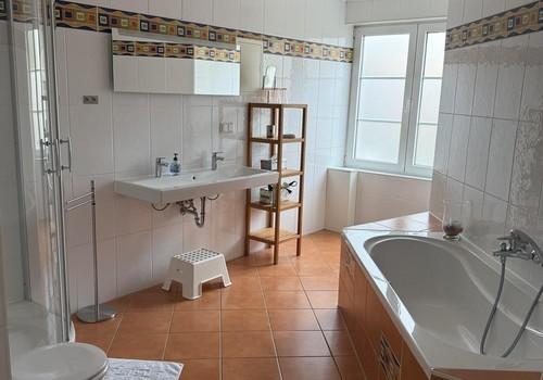 Ensuite Bad mit Fenster
