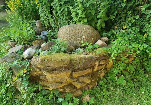Quellstein mit Wasser