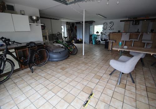 Garage innen mit Platz für Werkstatt