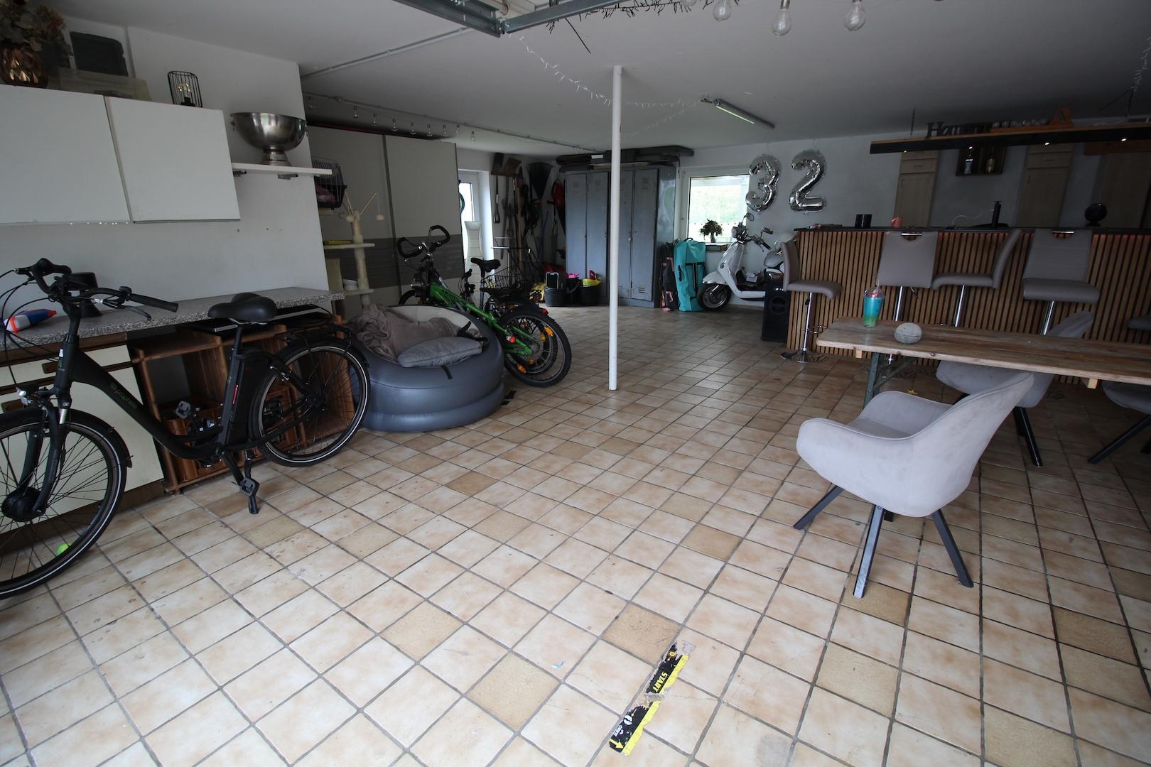 Garage innen mit Platz für Werkstatt