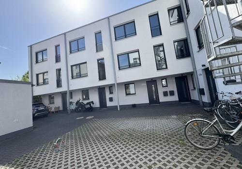 Innenhof mit Parkplatz