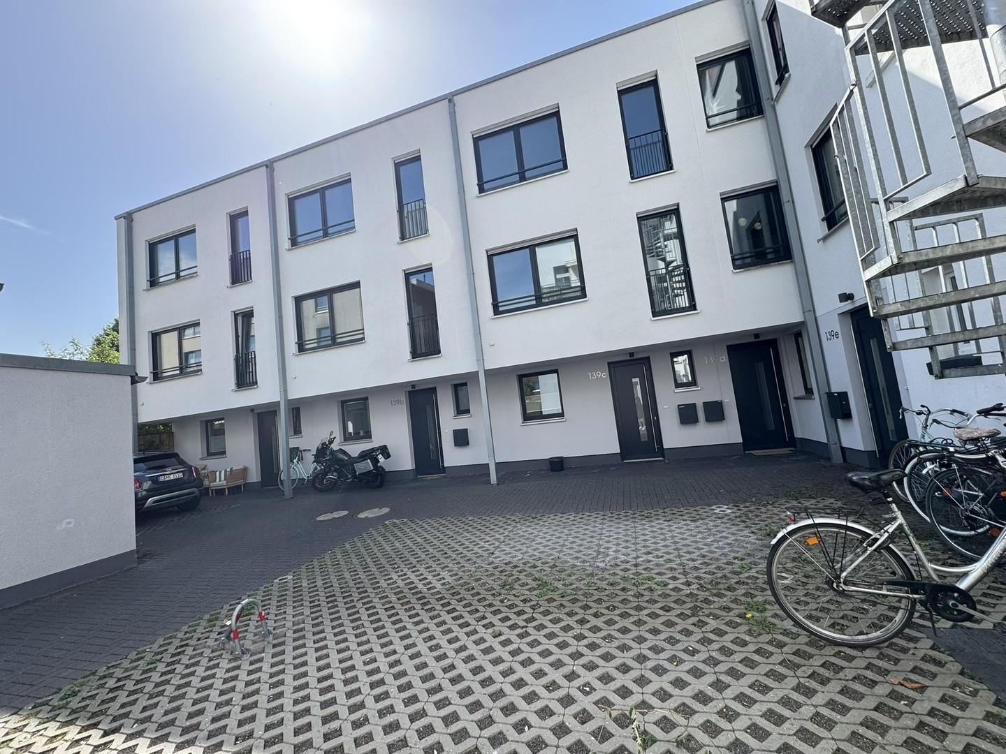 Innenhof mit Parkplatz