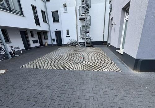 Innenhof mit Parkplatz