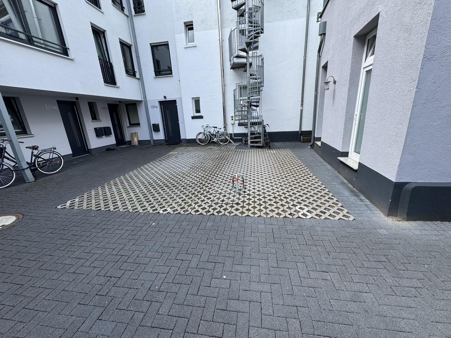 Innenhof mit Parkplatz