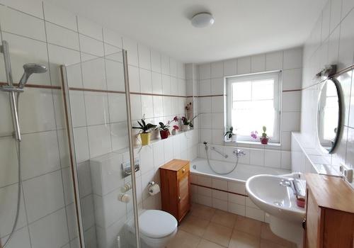 Bad mit Dusche und Wanne