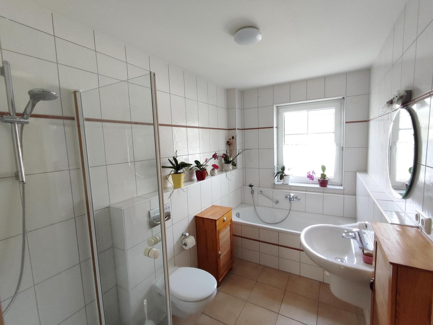 Bad mit Dusche und Wanne