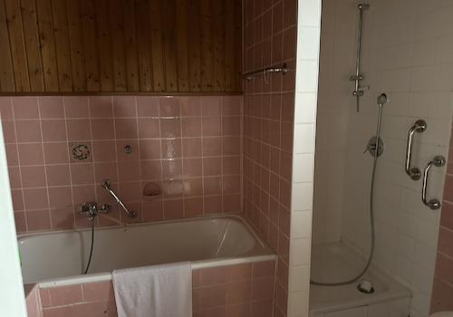 Bad im Retro-Design mit Fenster