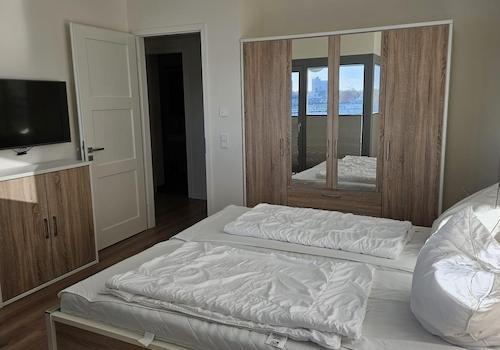 Schlafzimmer links