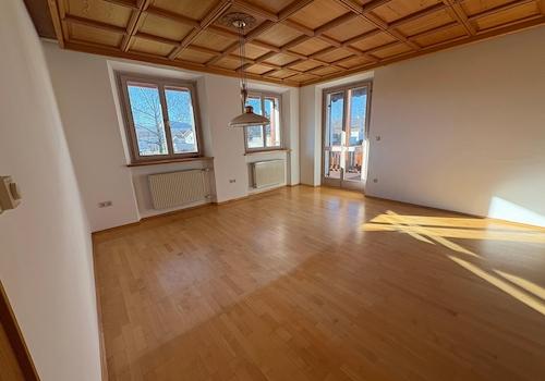 Wohnzimmer mit Balkon