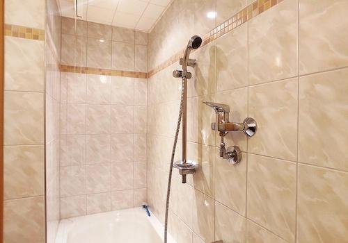 Badezimmer mit Duschwanne
