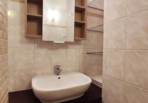 Badezimmer mit Spiegelschrank