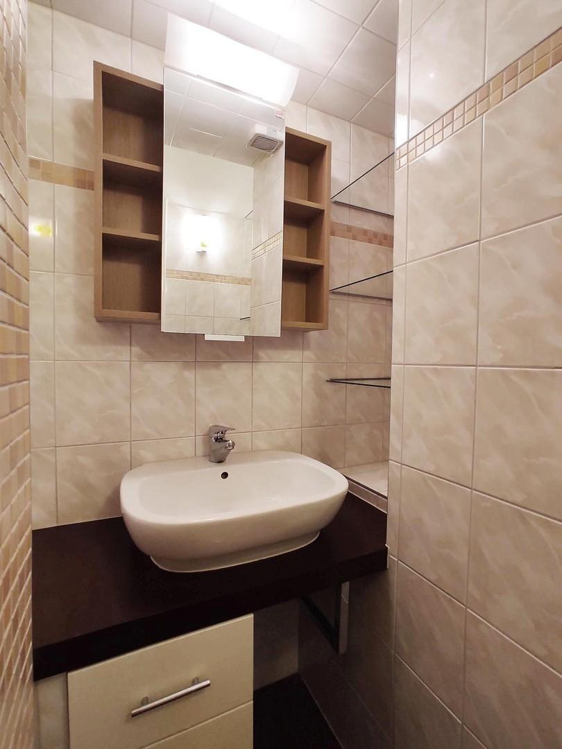 Badezimmer mit Spiegelschrank