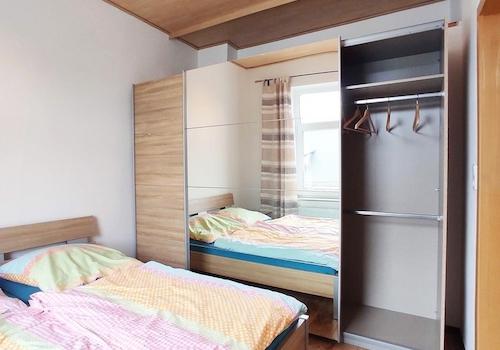 Schlafzimmer mit Einbauschrank