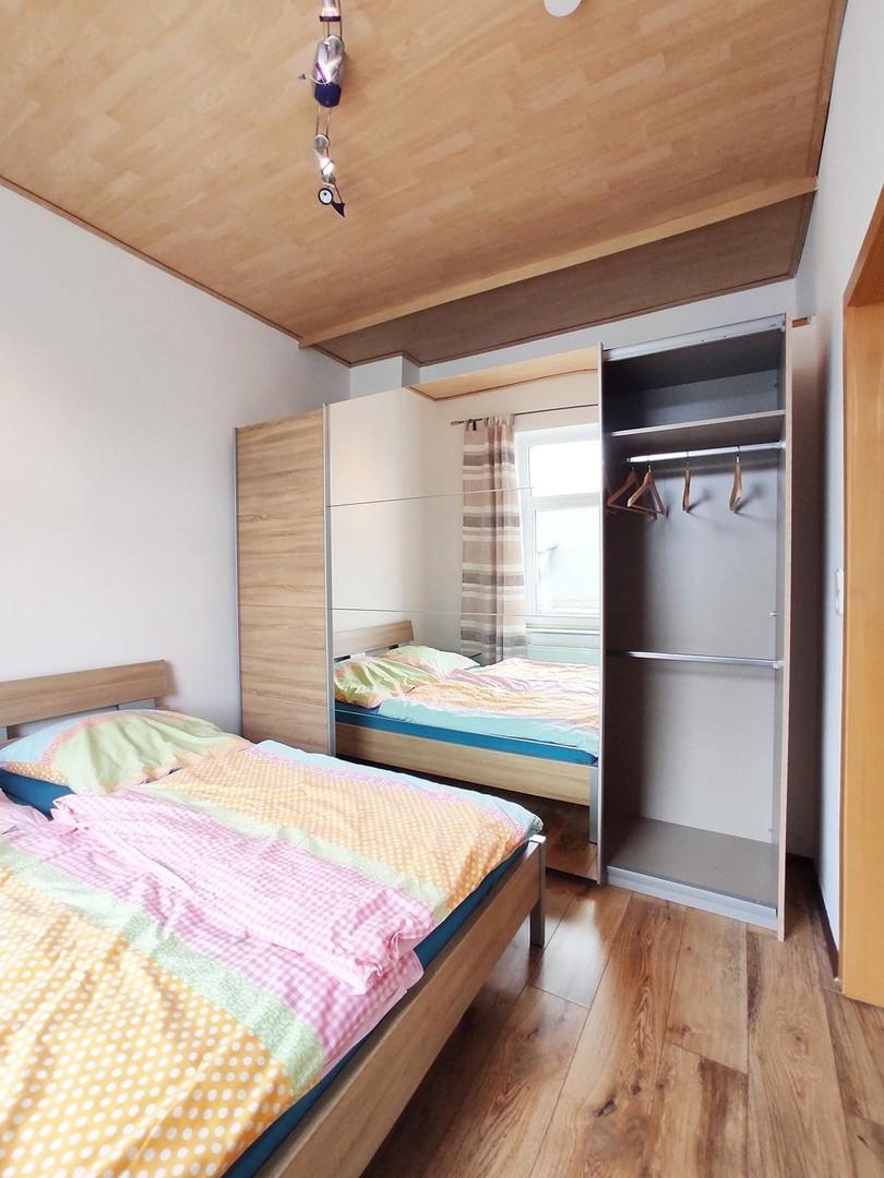 Schlafzimmer mit Einbauschrank