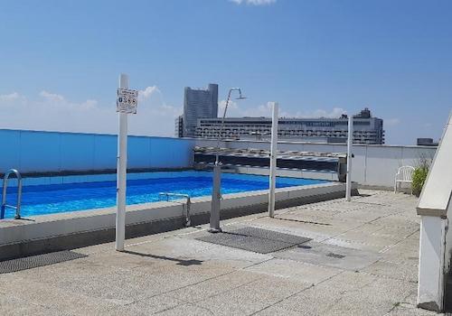 Schwimmbad mit Sonnenterrasse