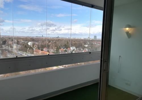 Vollverglaster Balkon