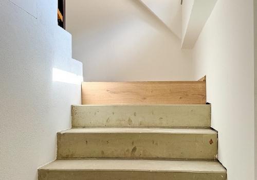 Zur Wohnung im DG