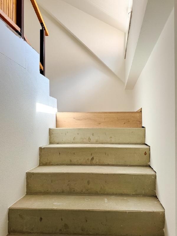 Zur Wohnung im DG