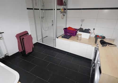 Bad mit Dusche und Wanne