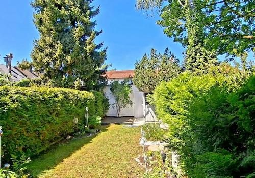 Blick auf Garten und Garage