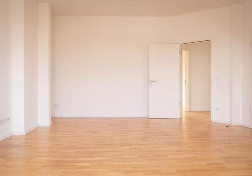 Wohnzimmer mit Tür zum Flur
