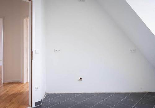 Küche mit Tür zum Flur