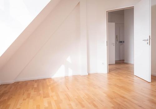 Schlafzimmer mit Tür zum Flur