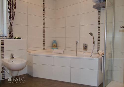 EG: Modernes Badezimmer