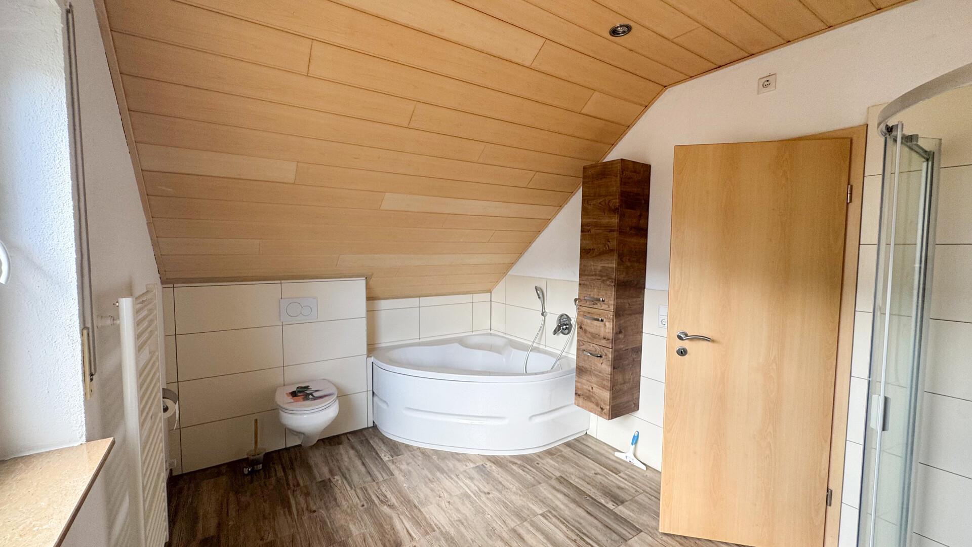 Tageslichtbad mit Wanne und Dusche