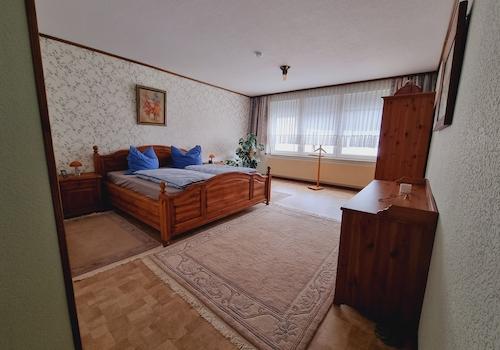 Whg. 2 - Schlafzimmer