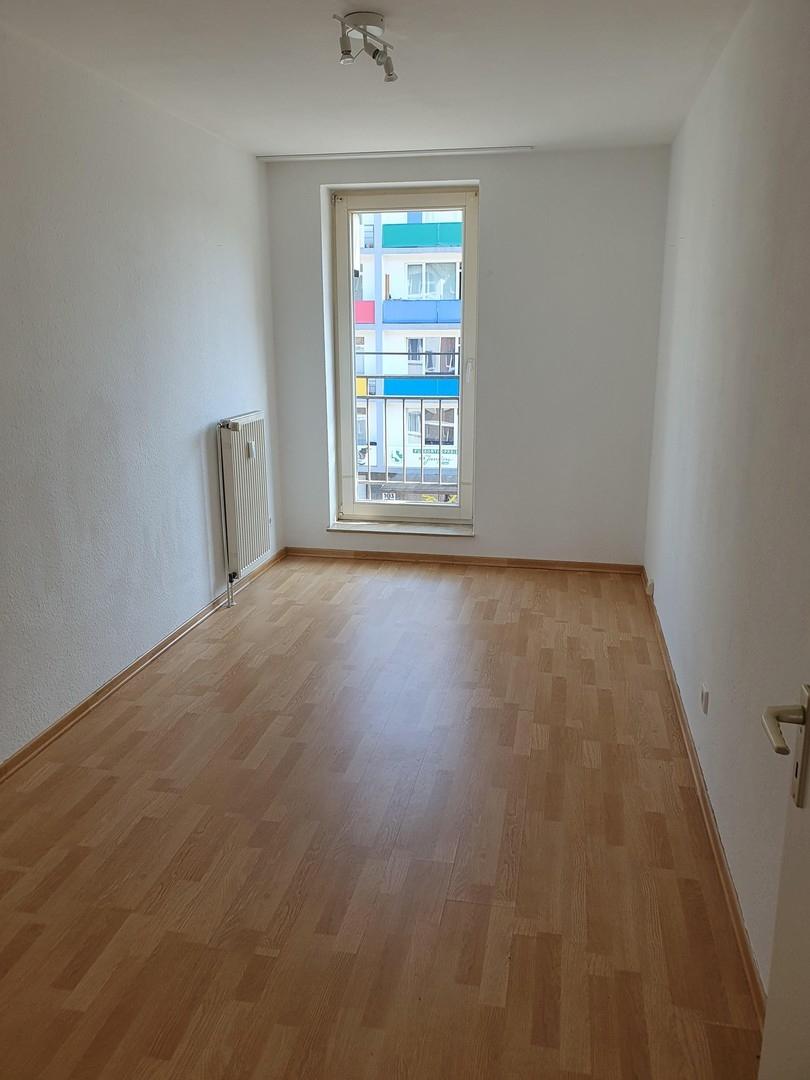 Arbeitszimmer zum Fenster