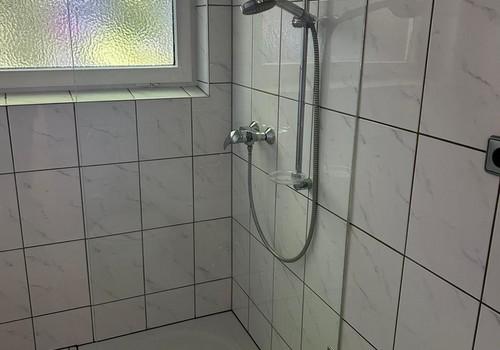 Bad: Dusche mit Echtglas