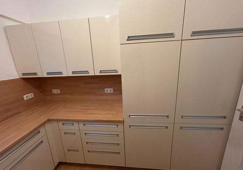 Küche mit KühlGefrierKombi