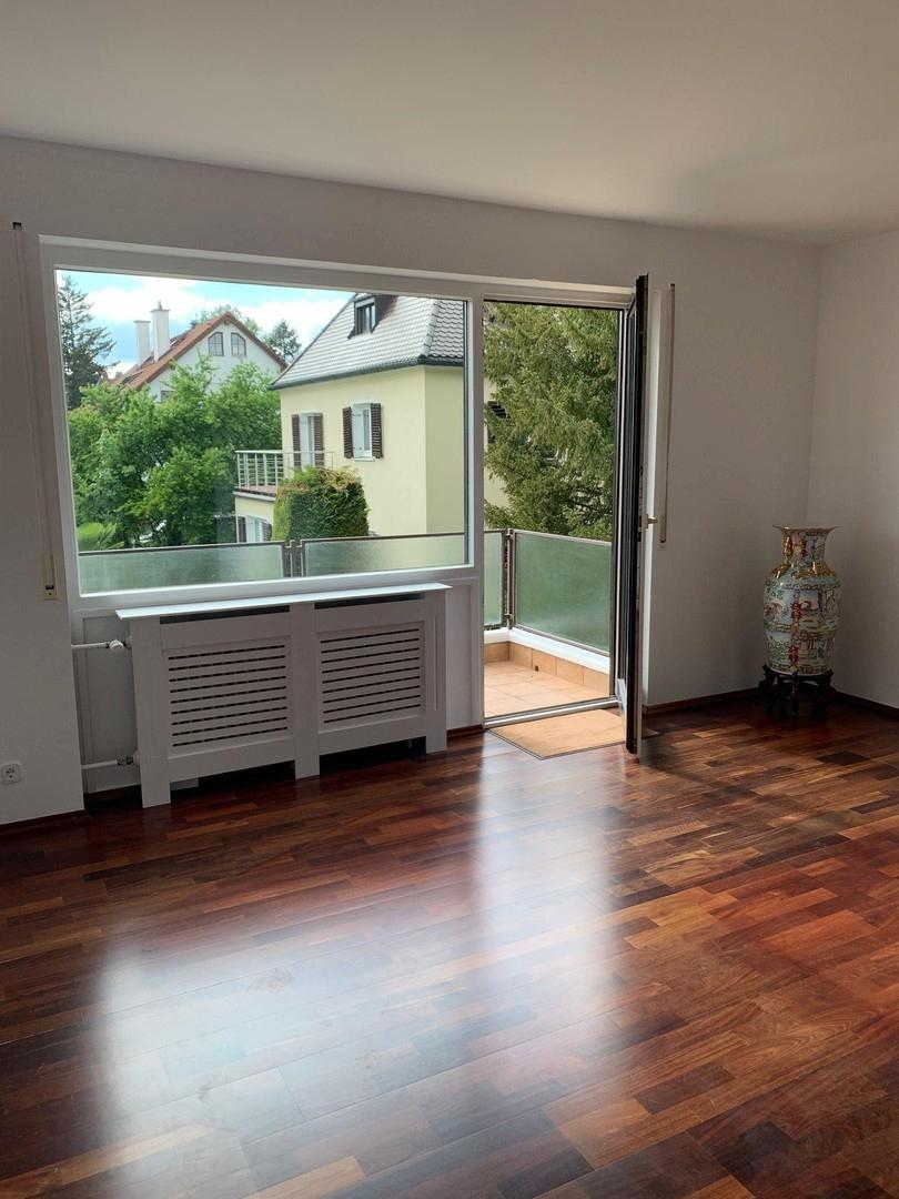 Wohnzimmer geöffnete Balkontür