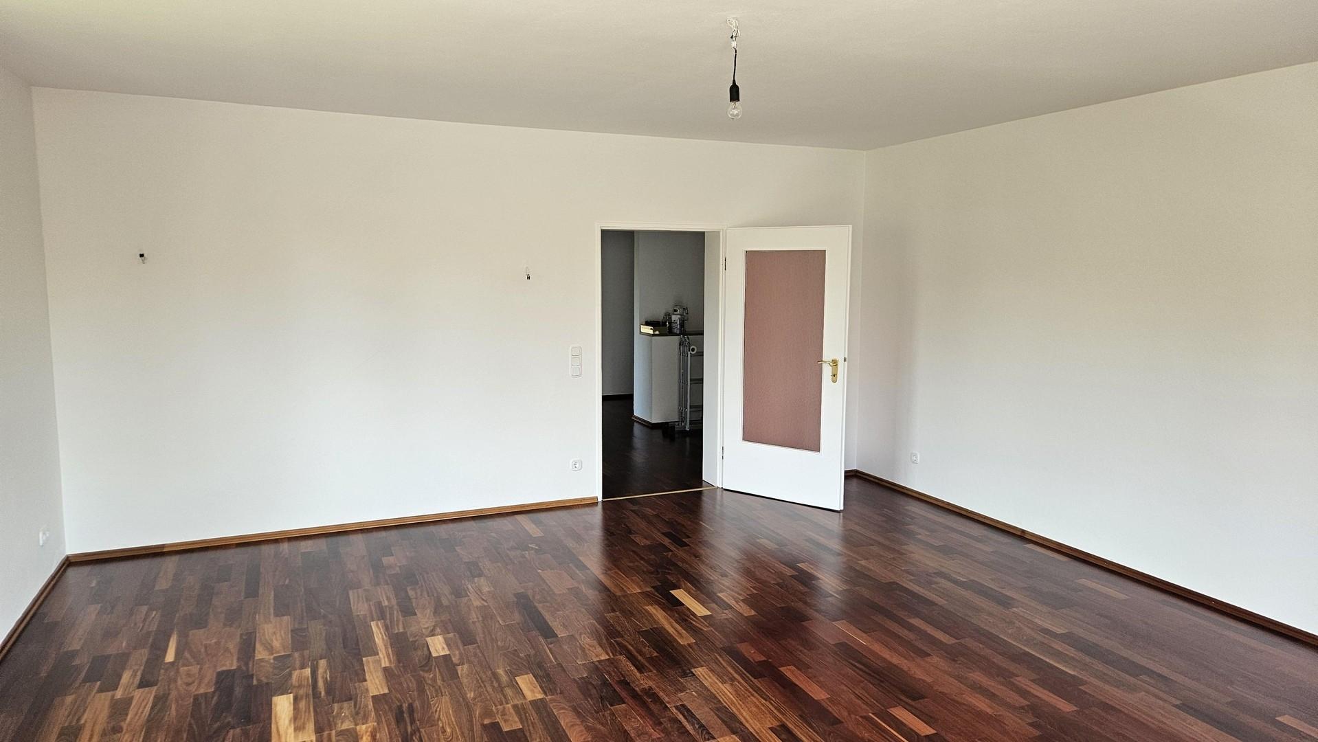 Wohnzimmer Richtung Tür