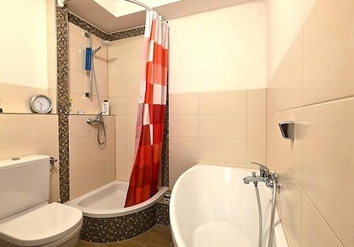 Bad mit Dusche und Wanne
