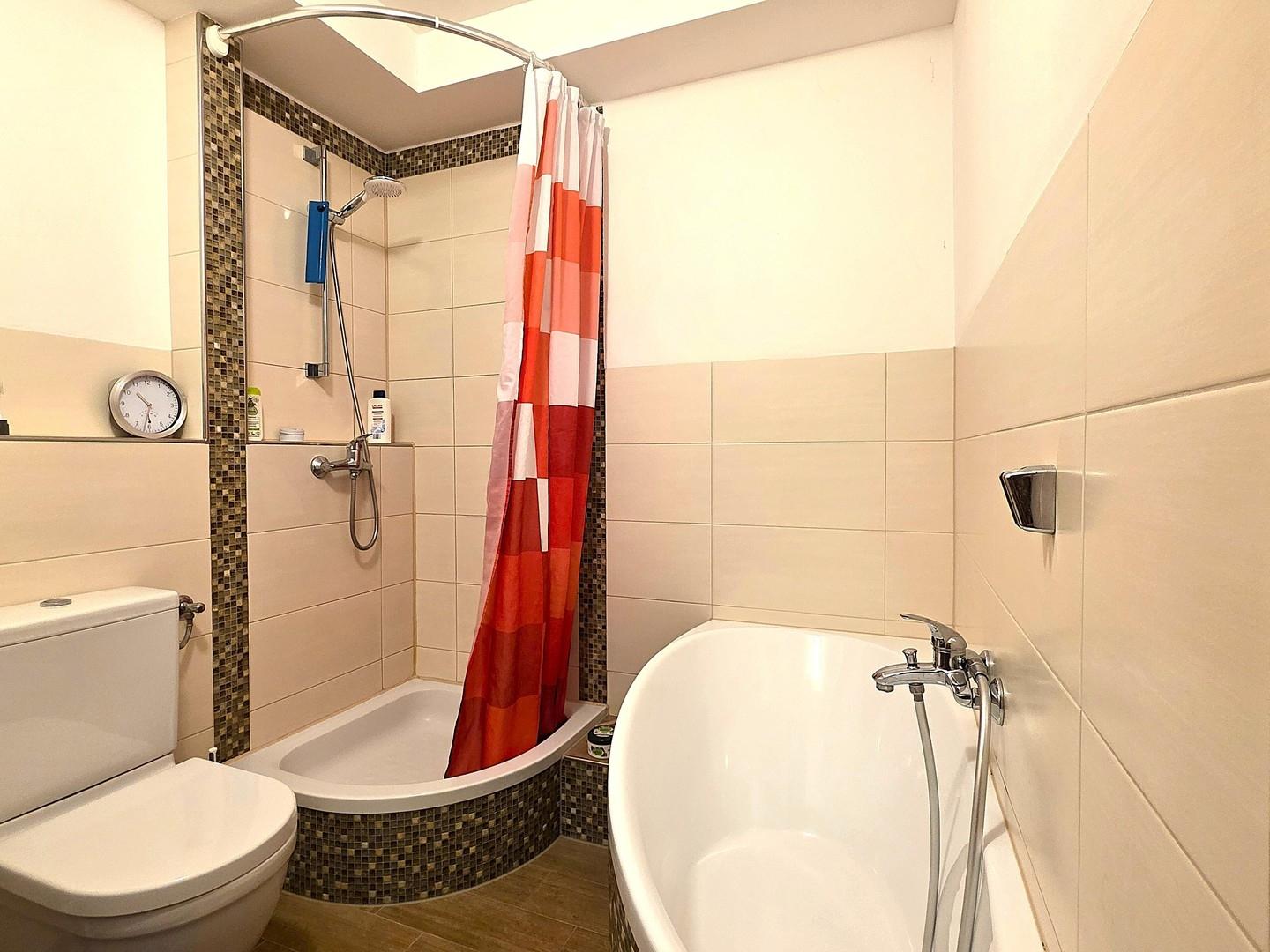 Bad mit Dusche und Wanne