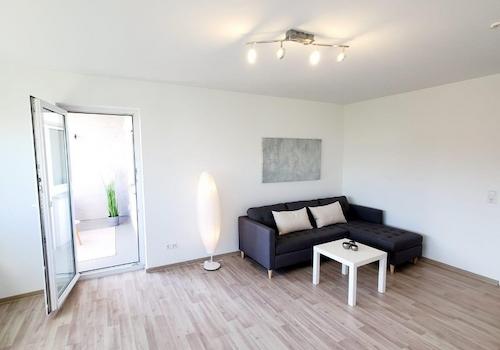 Wohnzimmer mit Balkonzugang