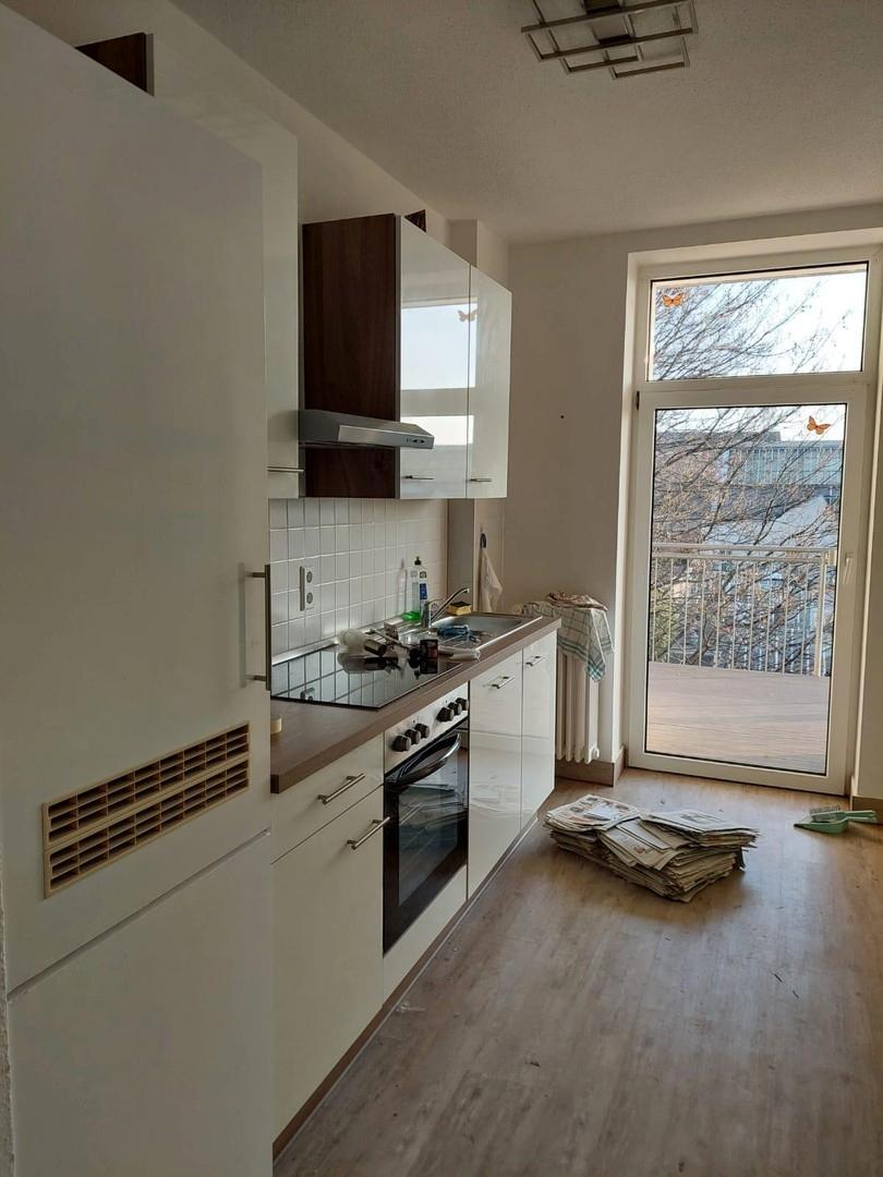 Küche mit Zugang zum Balkon