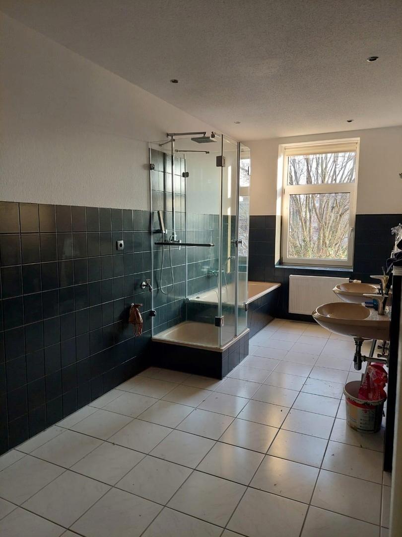 Bad mit Wanne + Dusche