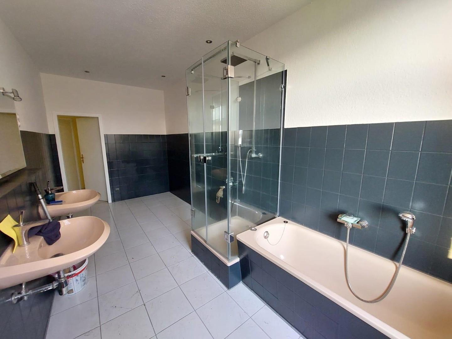 Bad mit Wanne + Dusche