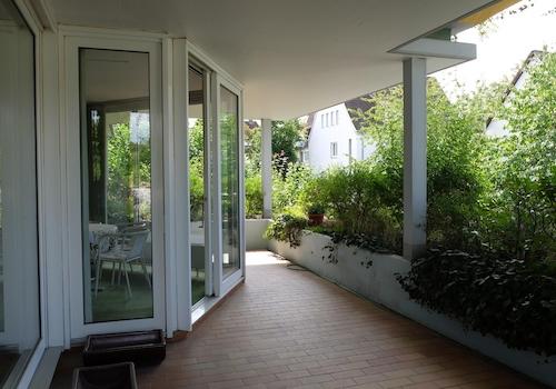 Terrasse vor Wohnzi. u. Esspl.